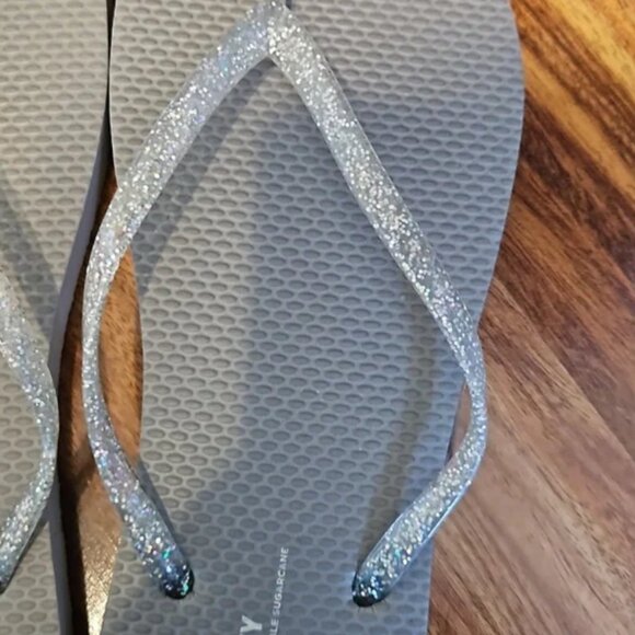 NWT Old Navy Flip Flops Sparkly Top Silver Glitter Beach Thong Sandals for Women - Picture 3 of 4